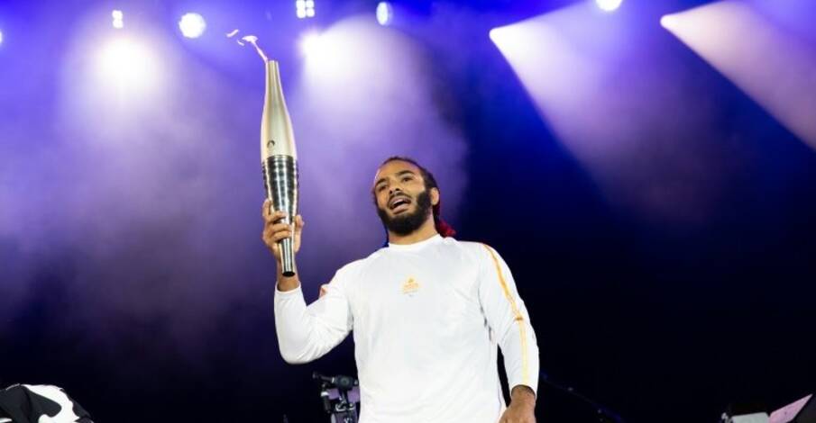 Hélios Latchoumanaya porte la flamme paralympique au festival Rock en Seine