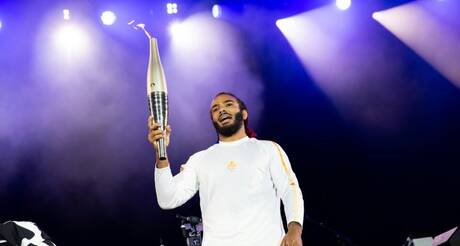 Hélios Latchoumanaya porte la flamme paralympique au festival Rock en Seine