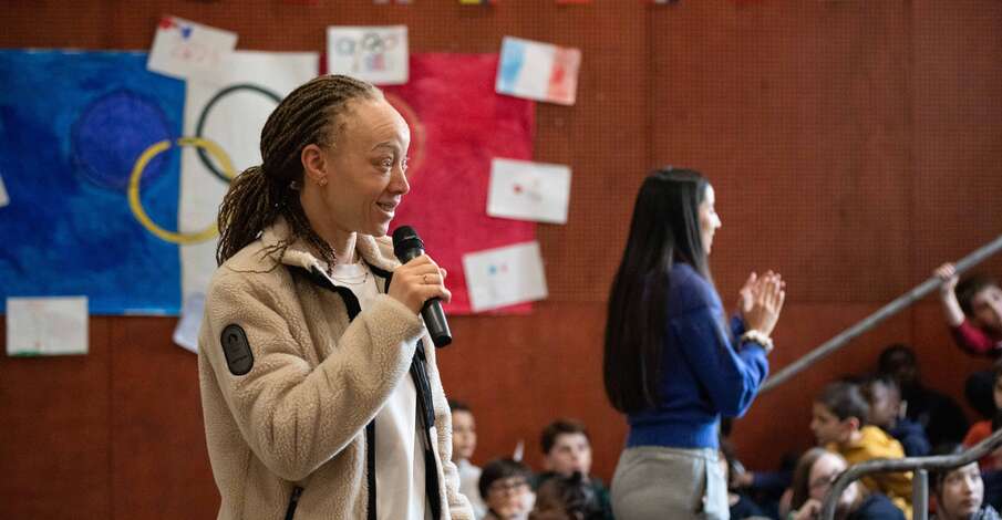 Nantenin Keita en visite à l'école Pierre Loti