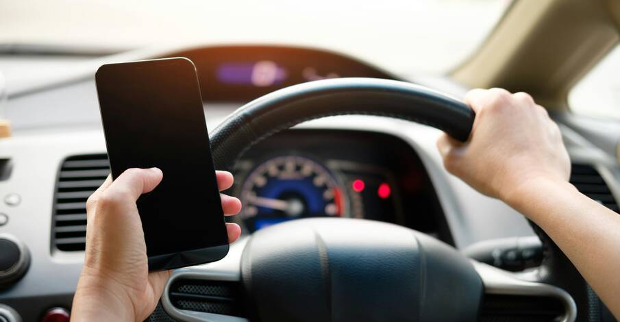 Sur la route des vacances, ne vous laissez pas distraire !