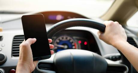 Sur la route des vacances, ne vous laissez pas distraire !