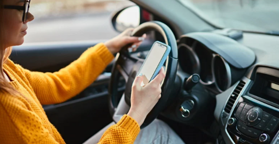 Au volant, on regarde la route, pas ses notification